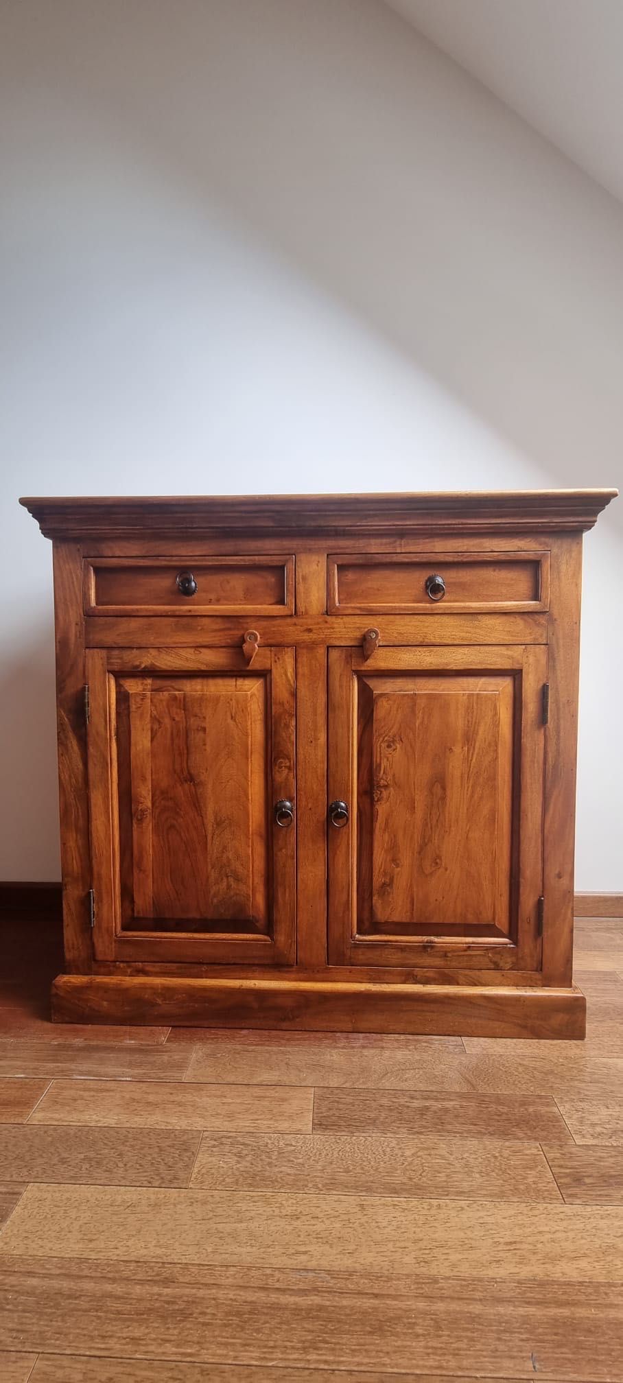 Komoda w stylu kolonialnym z litego drewna