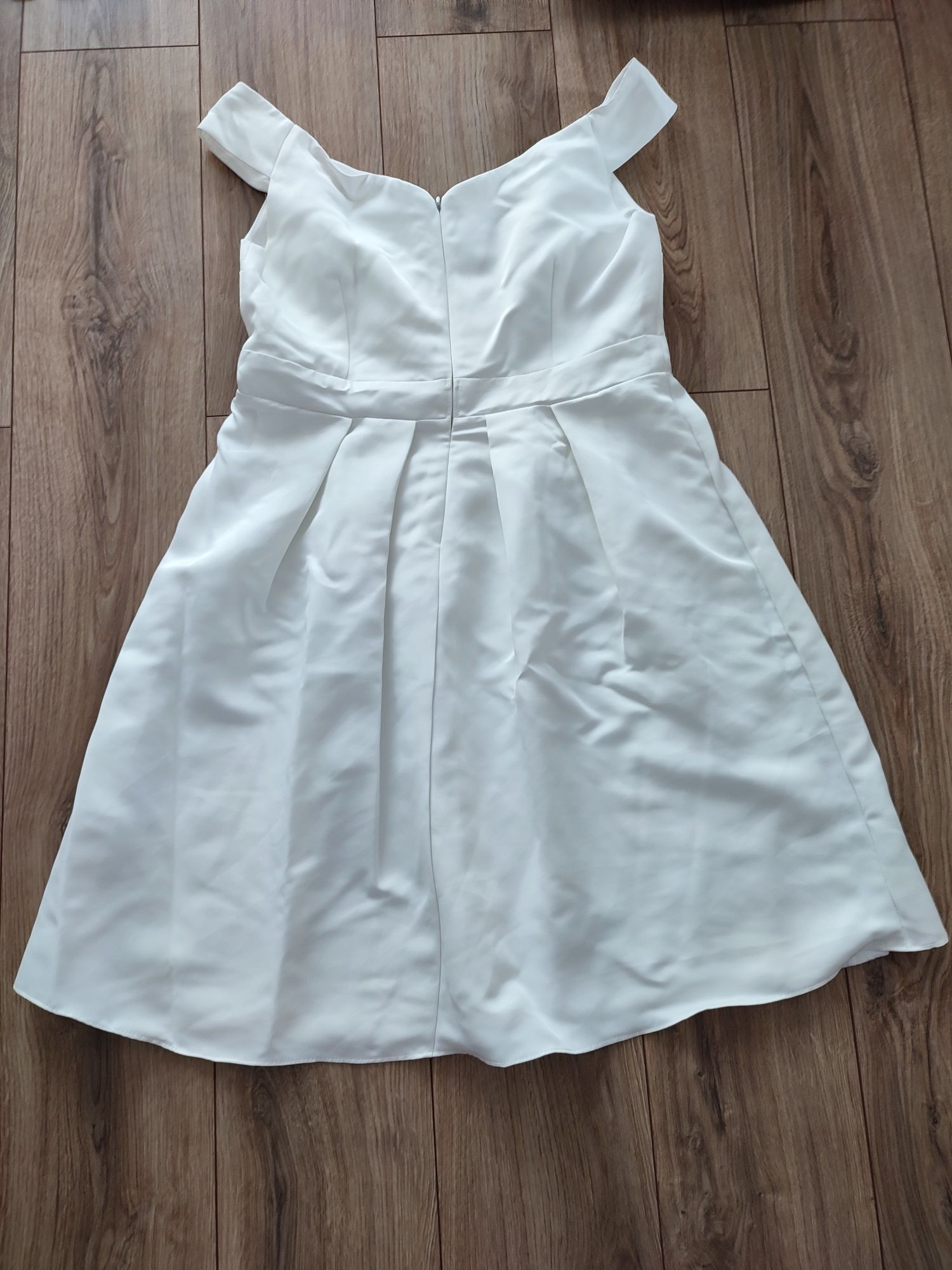 Sukienka biała z opuszczonymi ramionami