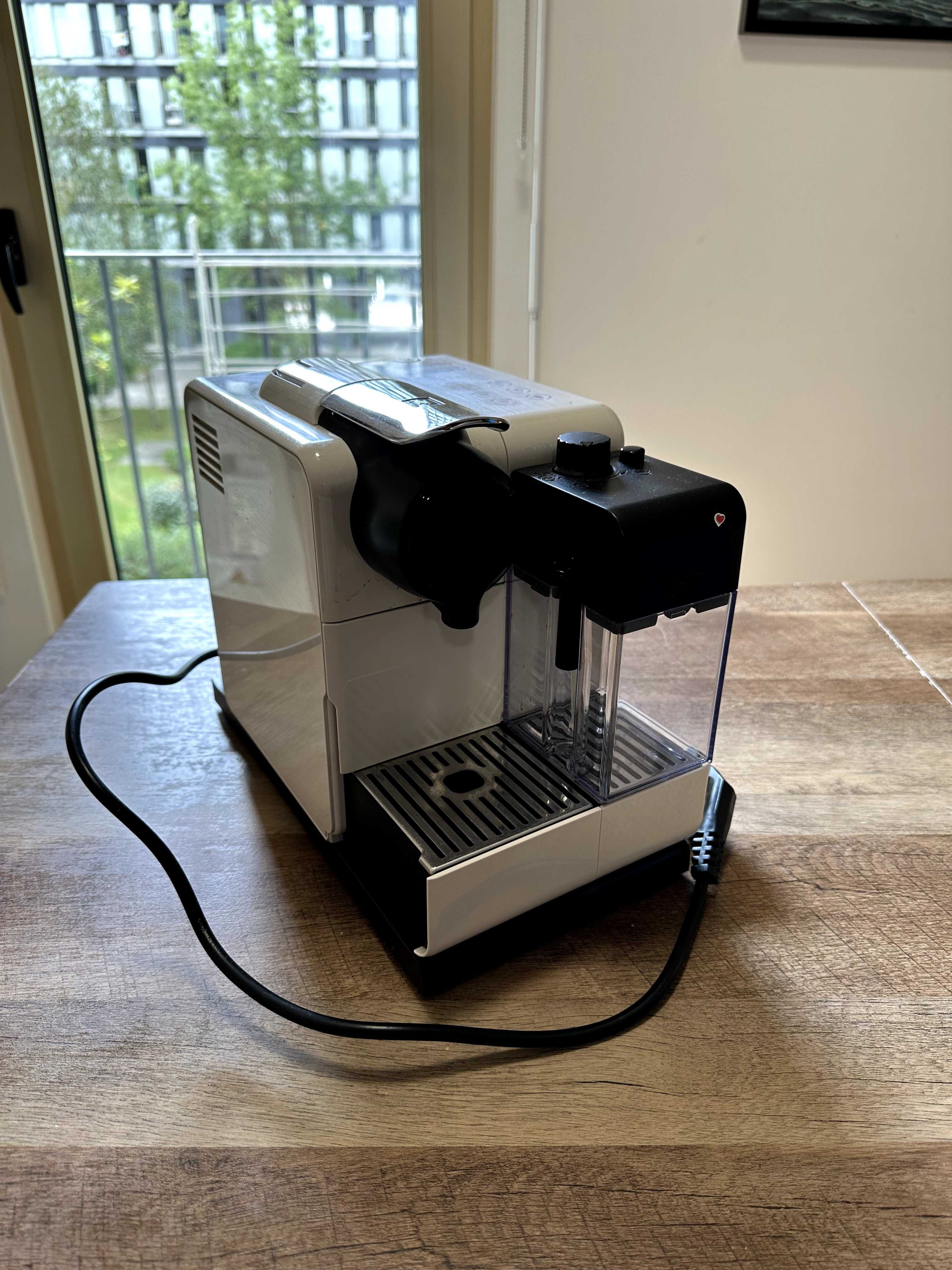 Máquina de café DeLonghi Nespresso Lattissima EN550.W White