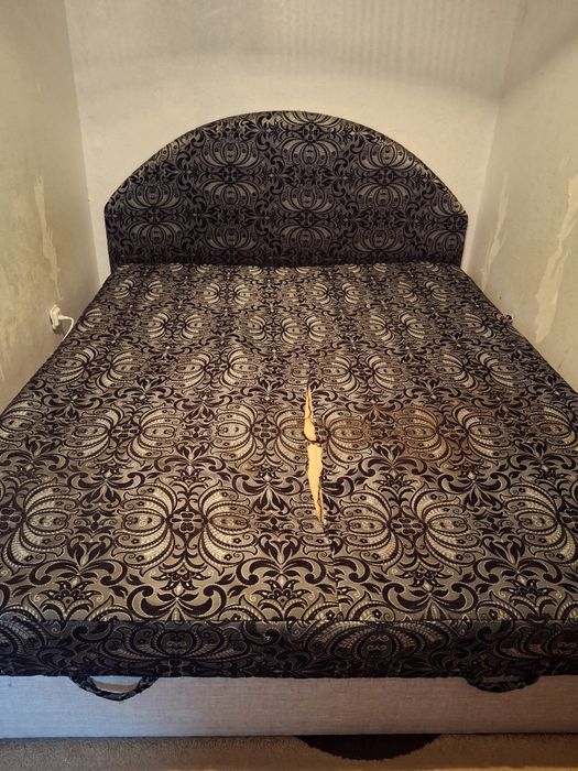 Ліжко старе з підйомом