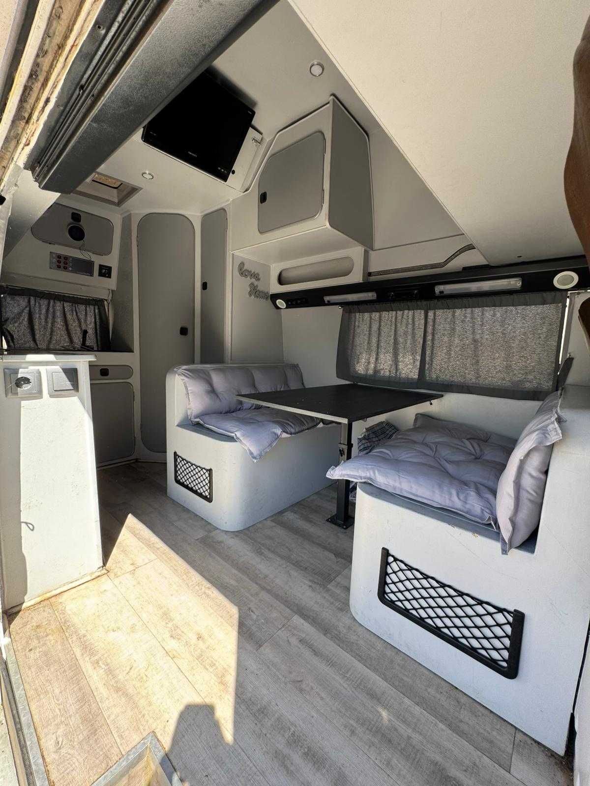 Autocaravana VW Westfalia LT28 (clássico)