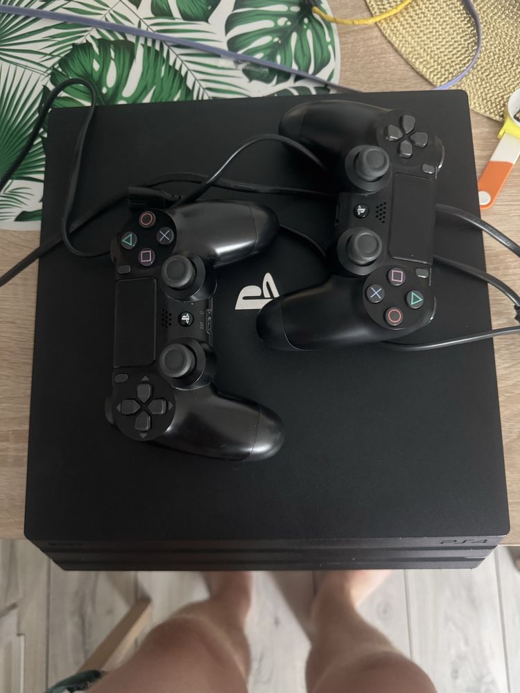 Sprzedam ps4 pro z 2 padami soft 12.52