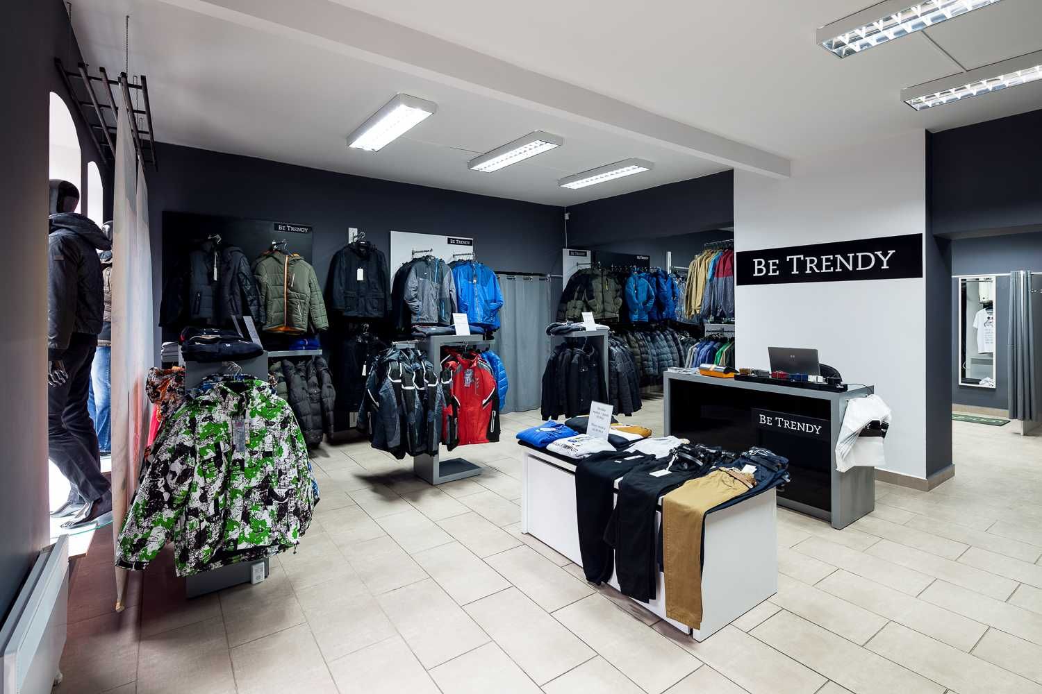 Meble wyposażenie sklepu odzieżowego modułowe na 70-120m2 pow. sklepu