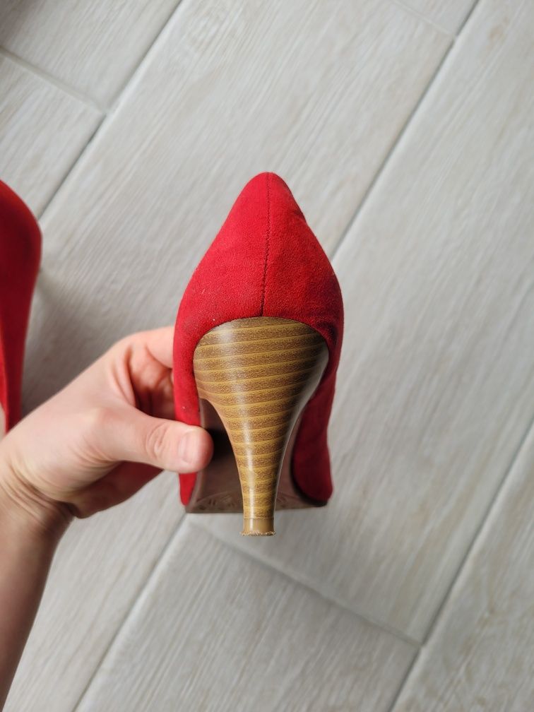 Czerwone buty czółenka szpilki na niskim obcasie zamsz 37