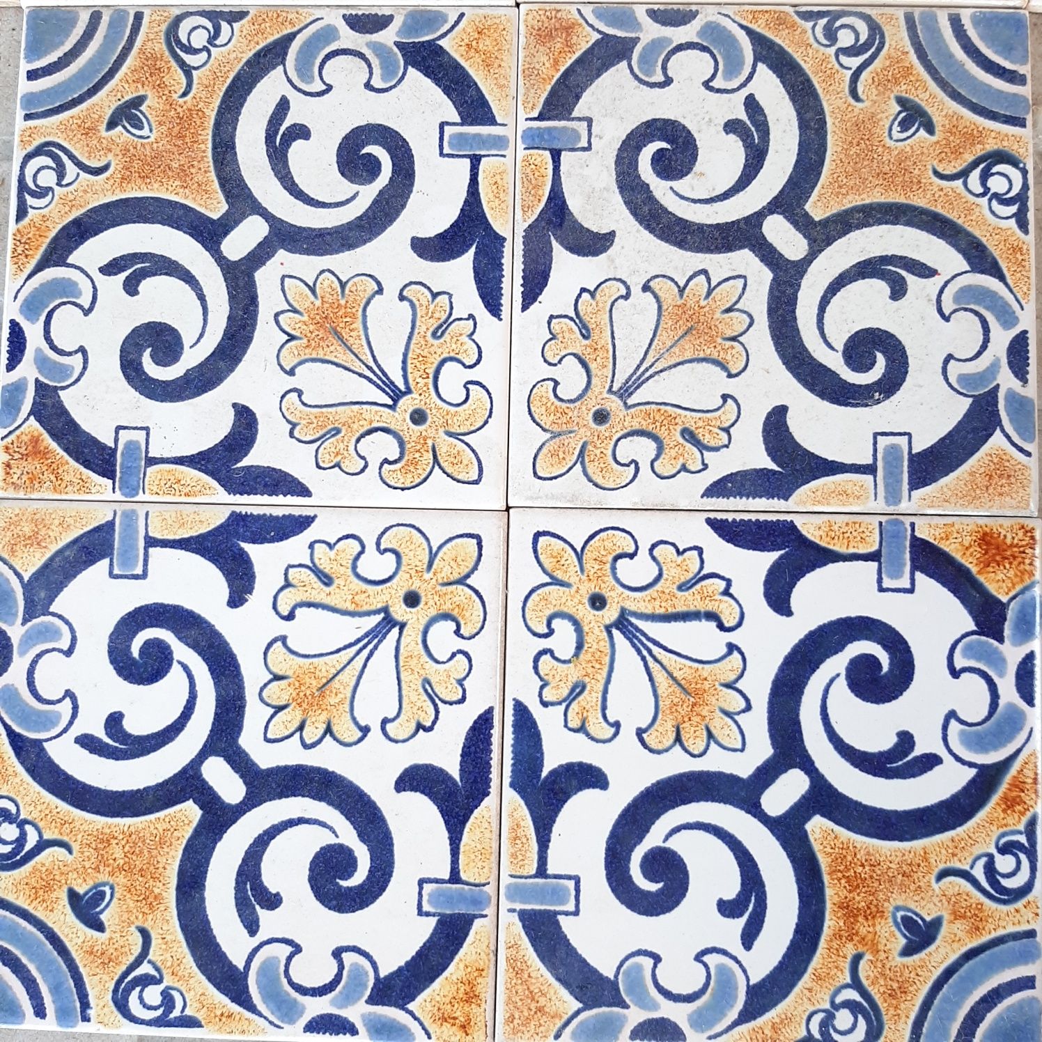 Azulejos quadrados azul e amarelo