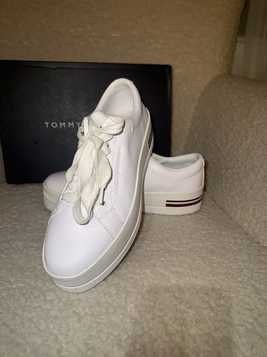 Buty hilfiger 39 białe na platformie