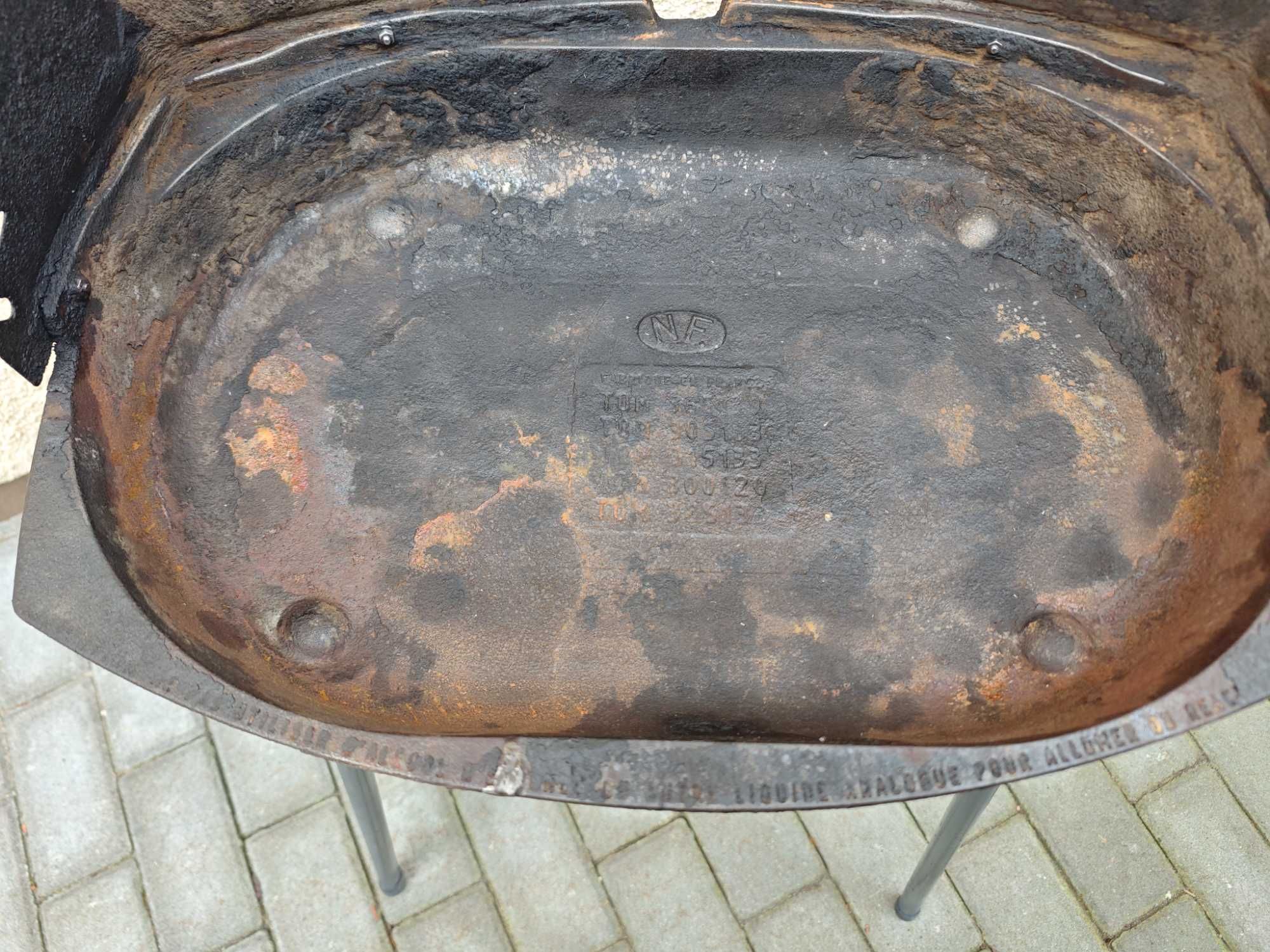 Żeliwny grill wolnostojący