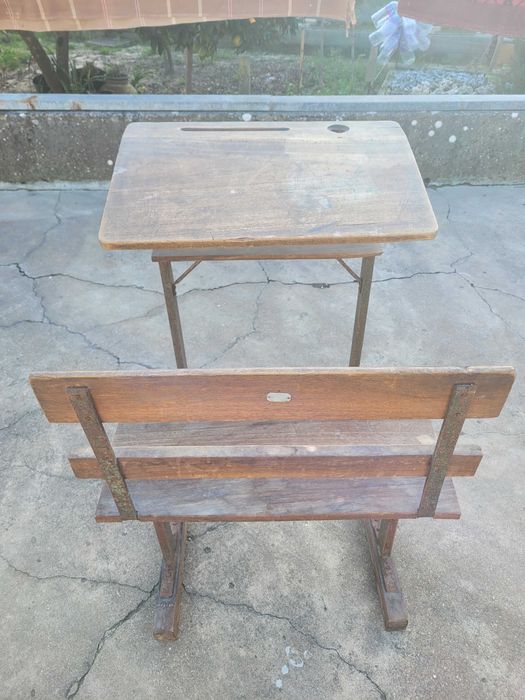 Secretaria escolar muito antiga mas em boas condições