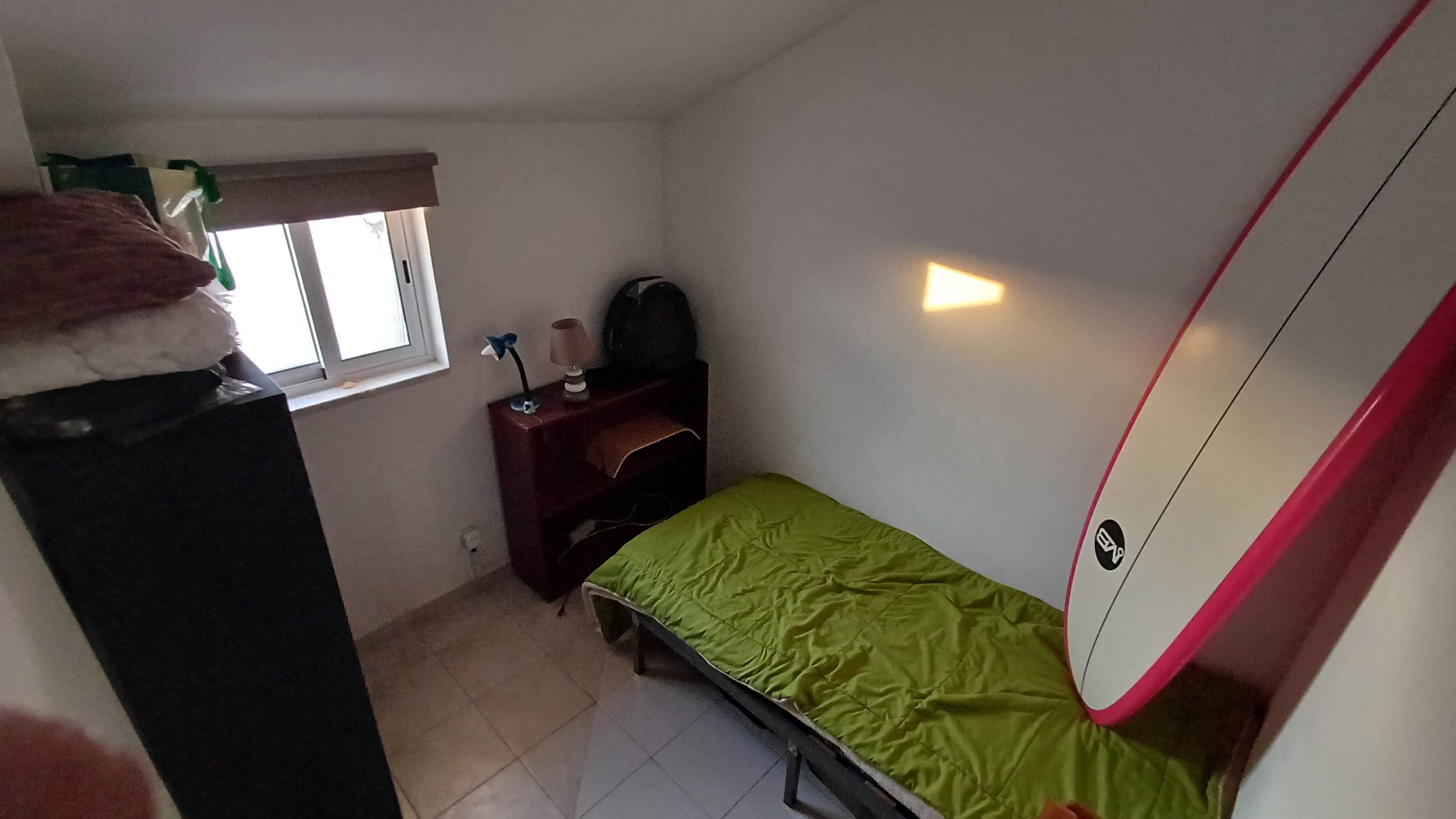 Quarto para arrendar no centro do Monte da Caparica