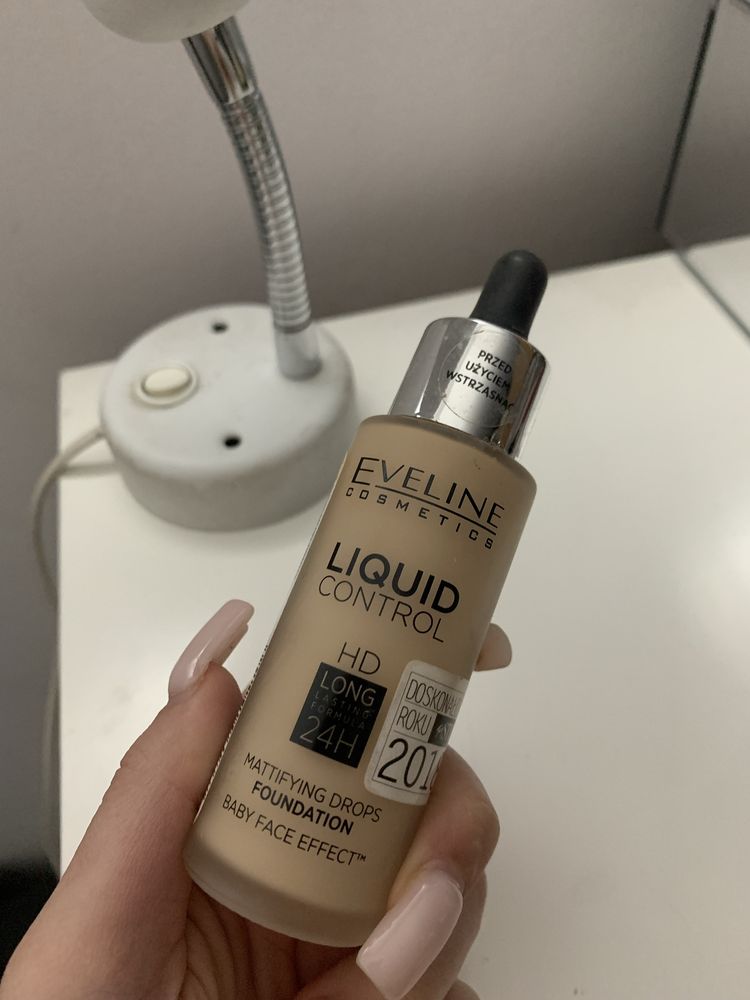 Podklad eveline liquid control HD long 24h