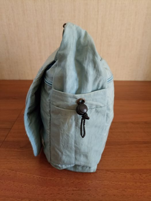 Сумка наплечная из влагостойкой ткани.