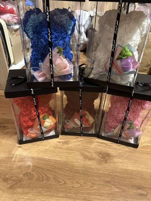 Miś z róż w pudelku prezentowym 25 cm