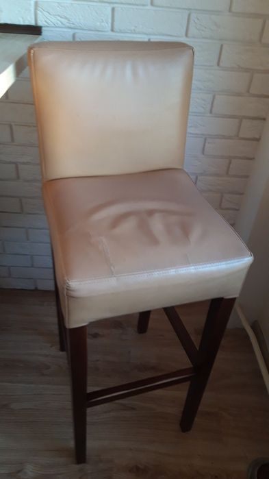 Zestaw stół i dwa Hokery