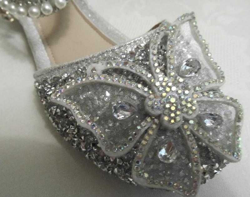 Шикарные праздничные серебристые туфли босоножки с бусинами