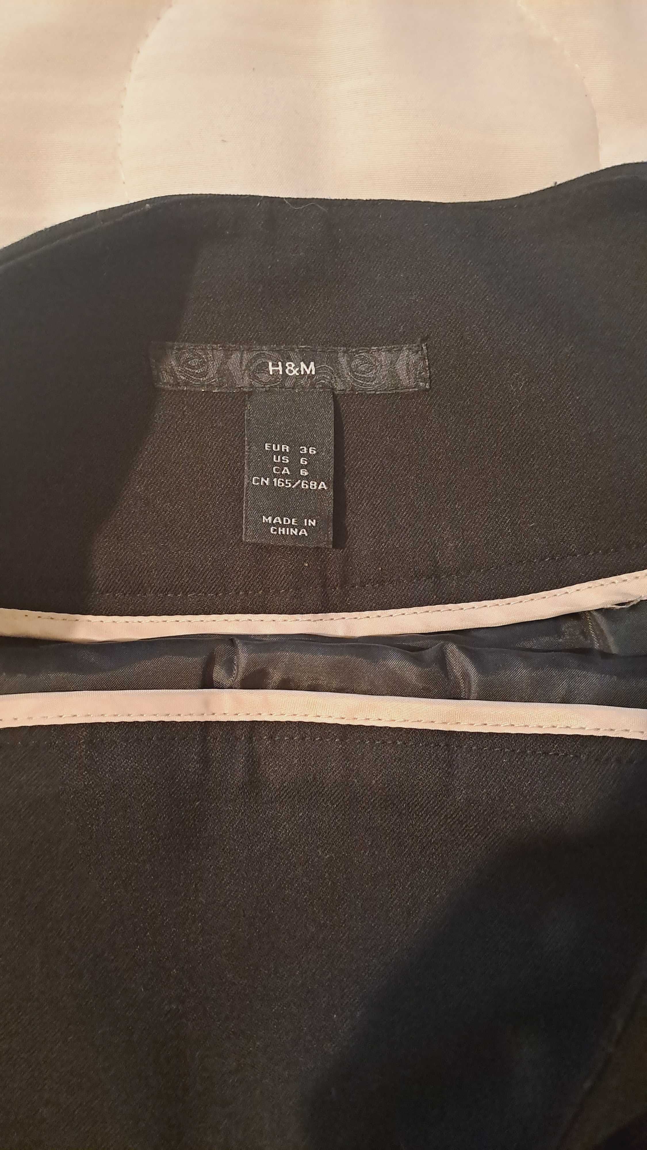 Klasyczna czarna spódniczka plisowana H&M początek roku szkolnego