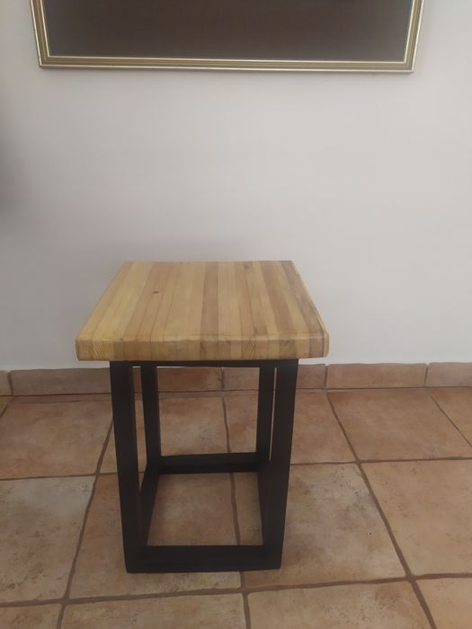 Stoliczek Pomocniczek - rękodzieło z odzyskanego drewna