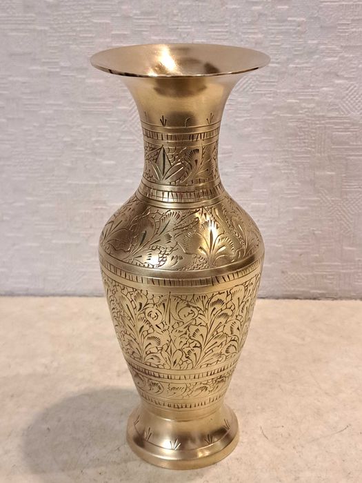 Бронзовая резная вазочка - латунь.