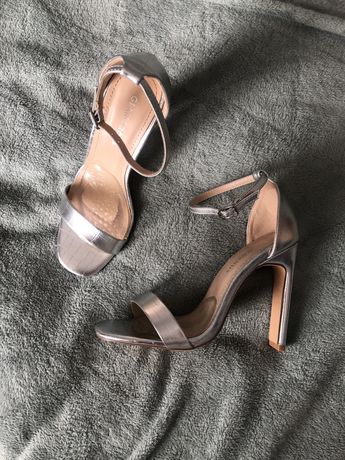 Nowe srebrne sandalki Glamorous