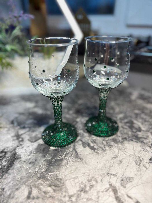 Бокали із зеленими стразами — стильна та яскрава ручна робота