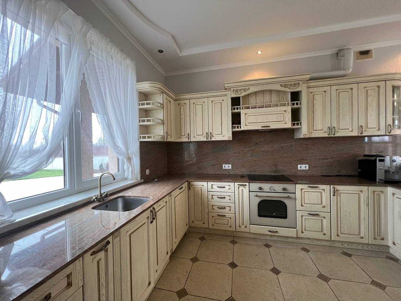 Будинок / особняк з закритим подвір'ям біля міста