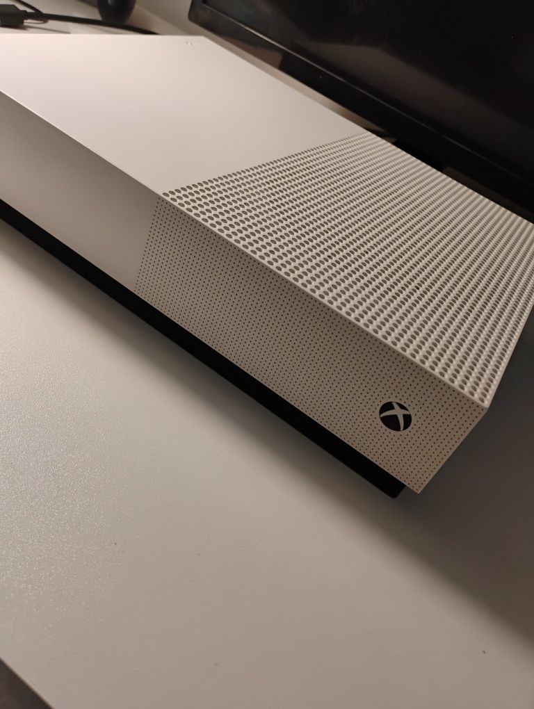 Xbox One S All Digital 1TB + 2 Pady