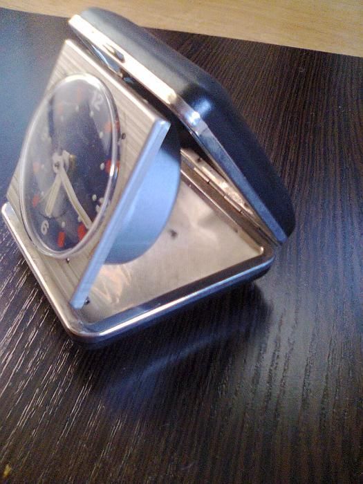 Часы будильник дорожный в футляре - немецкие,редкие 70-х годов