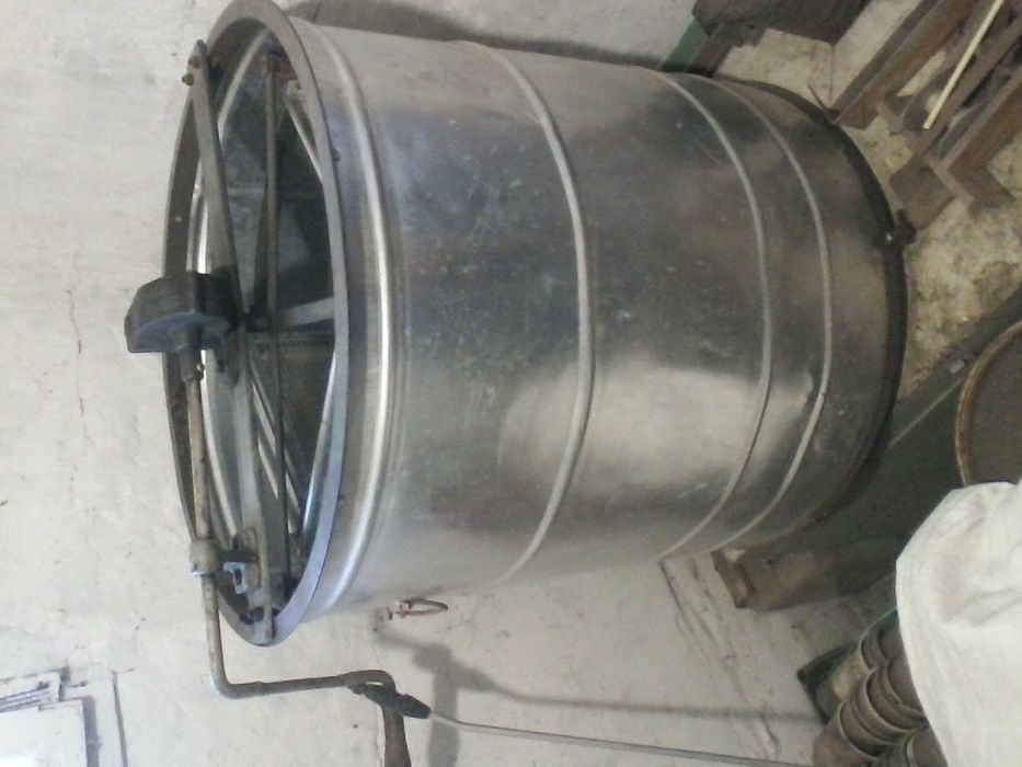 Медогонка  алюминиевая, осталась после пасеки.