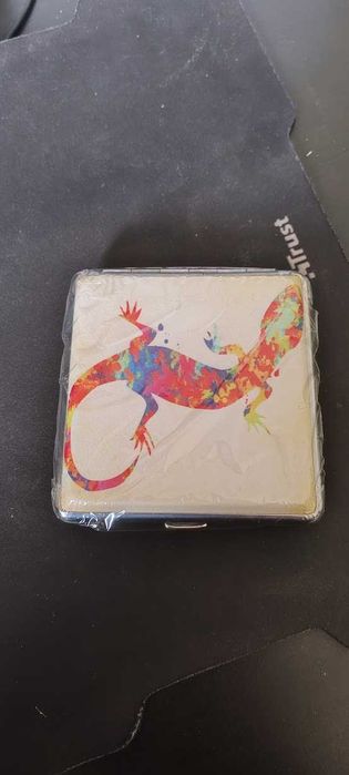 Caixa de cigarros nova com design de lagarto
