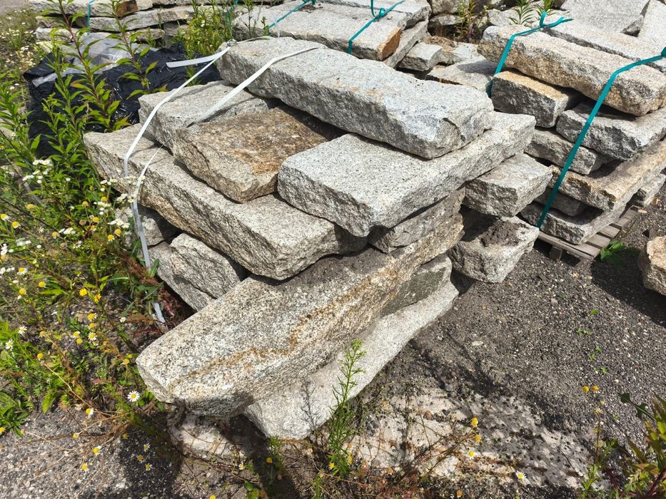 Stare rustykalne krawężniki granitowe