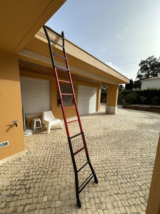 Escada de 4m articulada, em ferro lacado (como nova)
