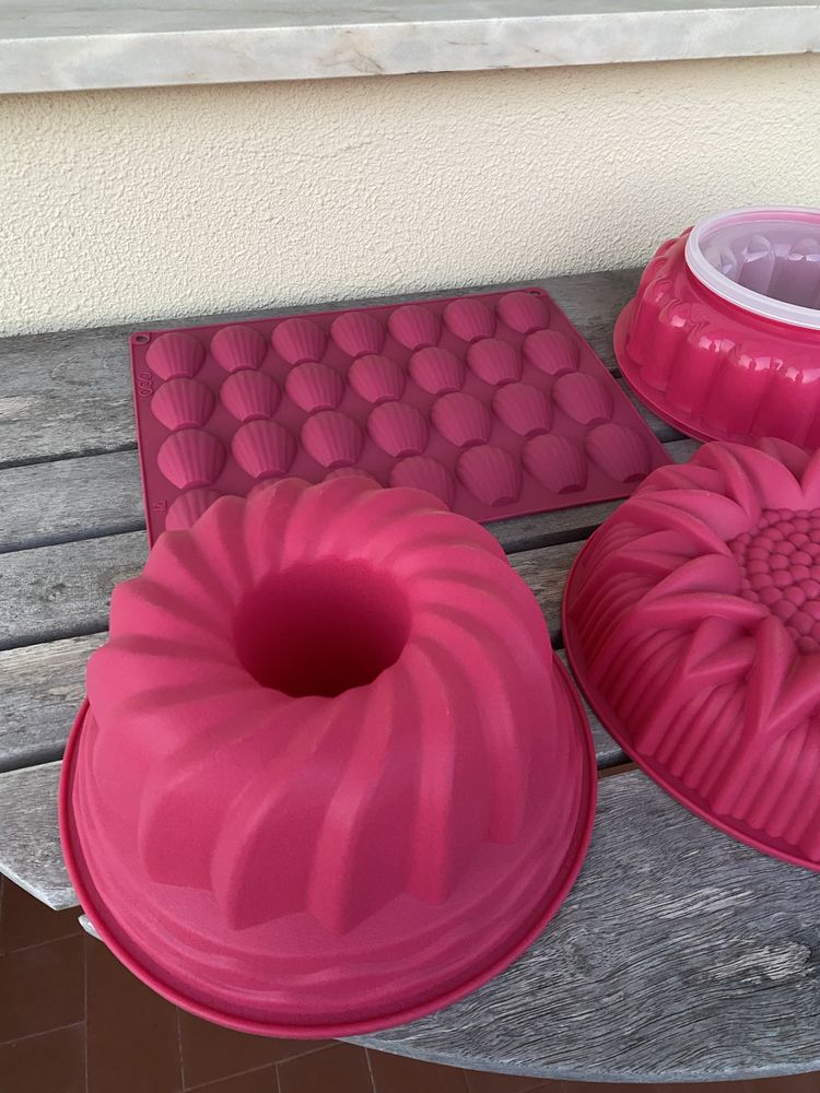 4 formas silicone e 1 plástico