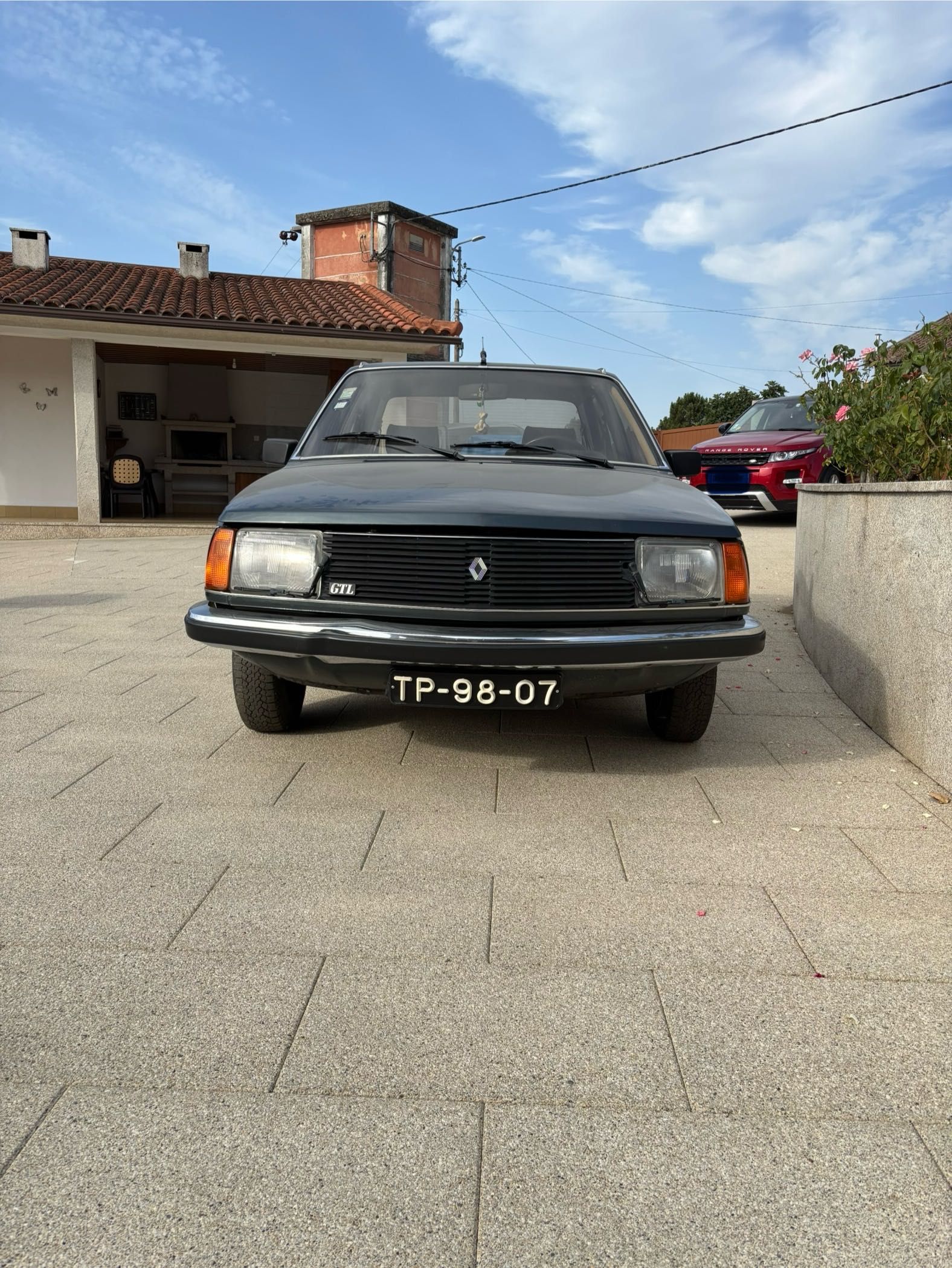 Carro Renault 18 GTL com Reboque