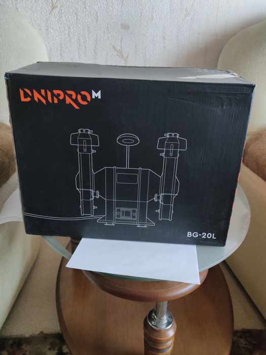 точильный станком Dnipro-M BG-20L.