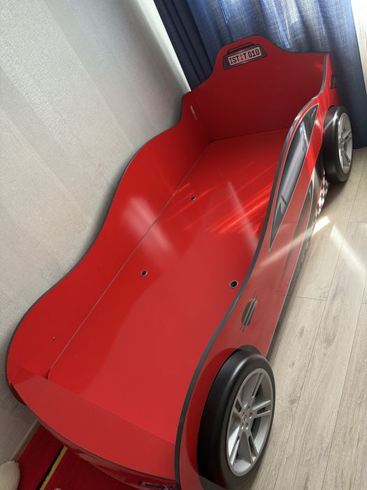 Продам детскую кровать +коврик