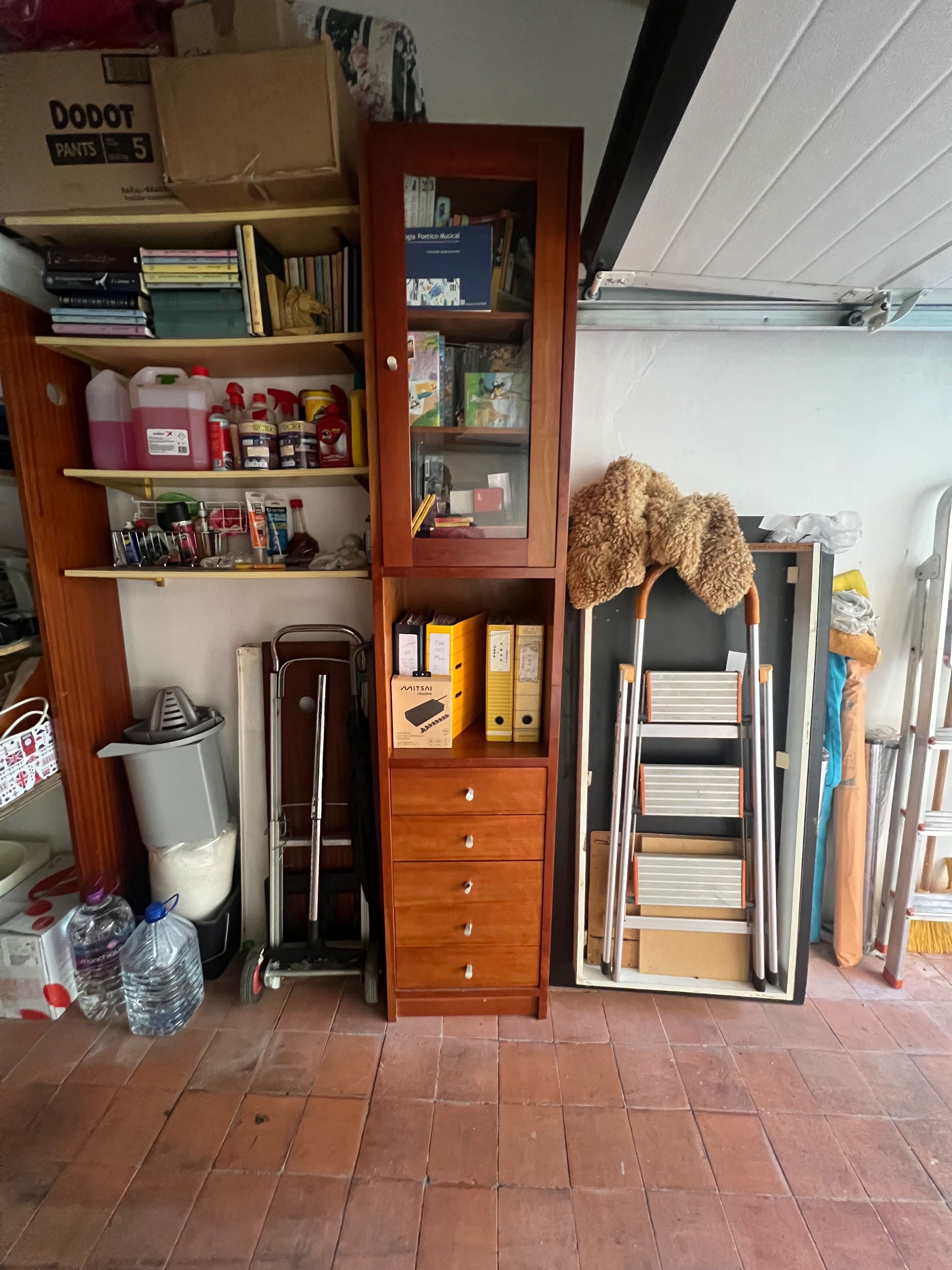 Móvel com vitrine