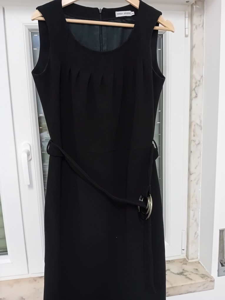 Vestido preto com argolas