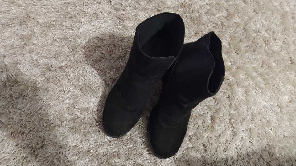 Botins com salto Pretos