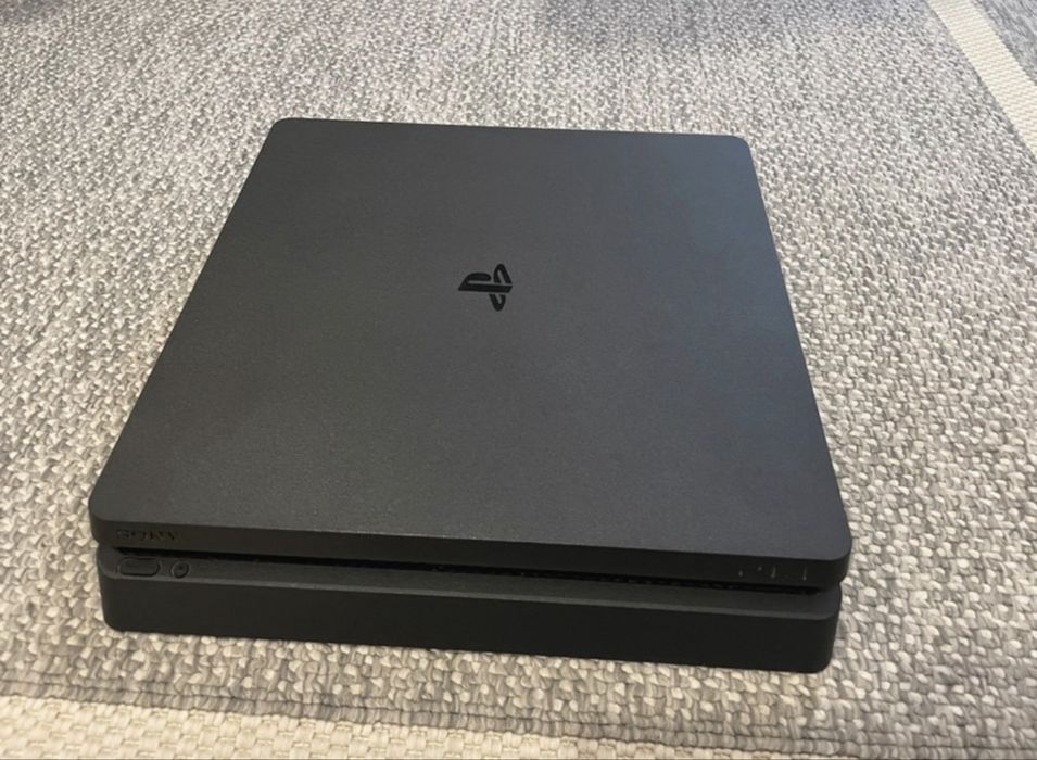 PlayStation 4 500GB + 5 Jogos