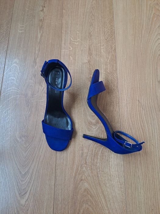 Синие нарядные босоножки на высоком каблуке