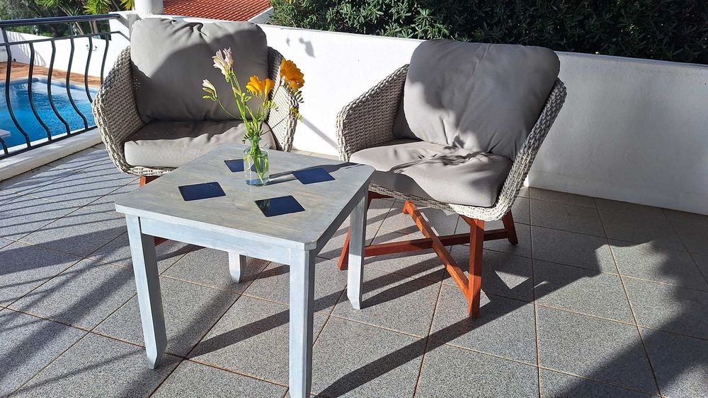 2 cadeiras de jardim e mesa.