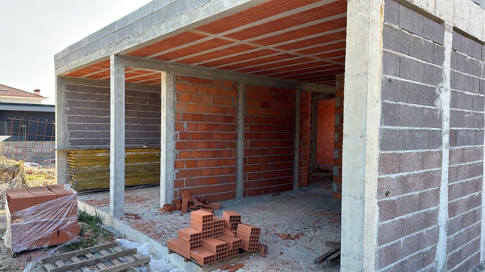 CONSTRUÇÃO DE EDIFÍCIOS E MORADIAS PEDREIRO E OUTRO