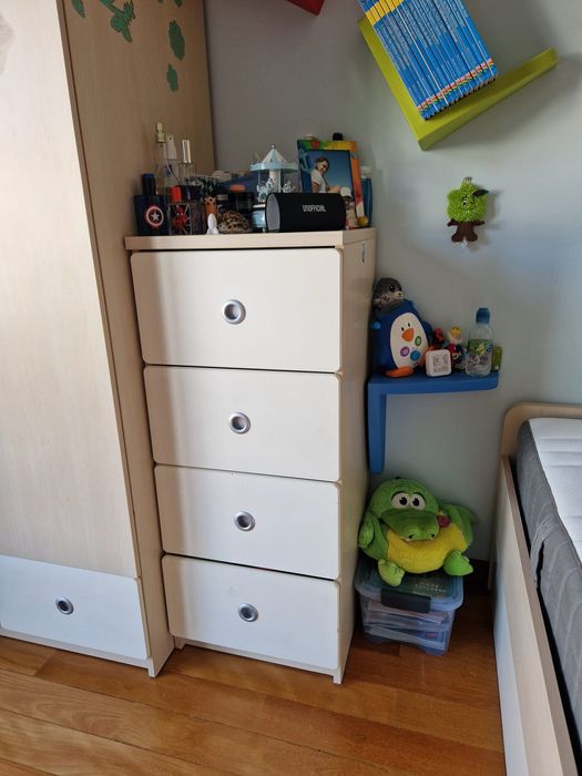 Móvel com 4 gavetas