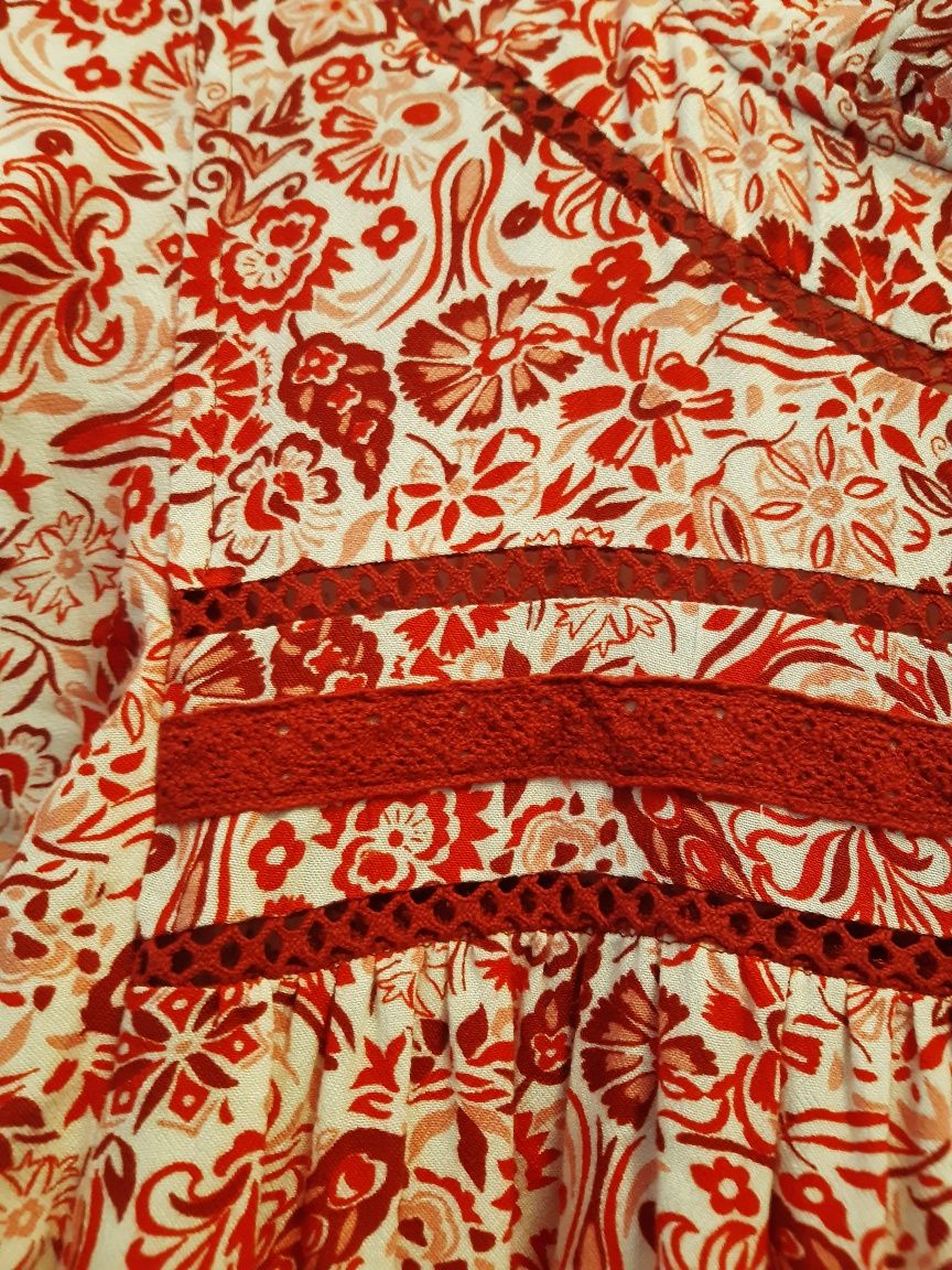 Biala w czerwono bordowy wzór sukienka midi
