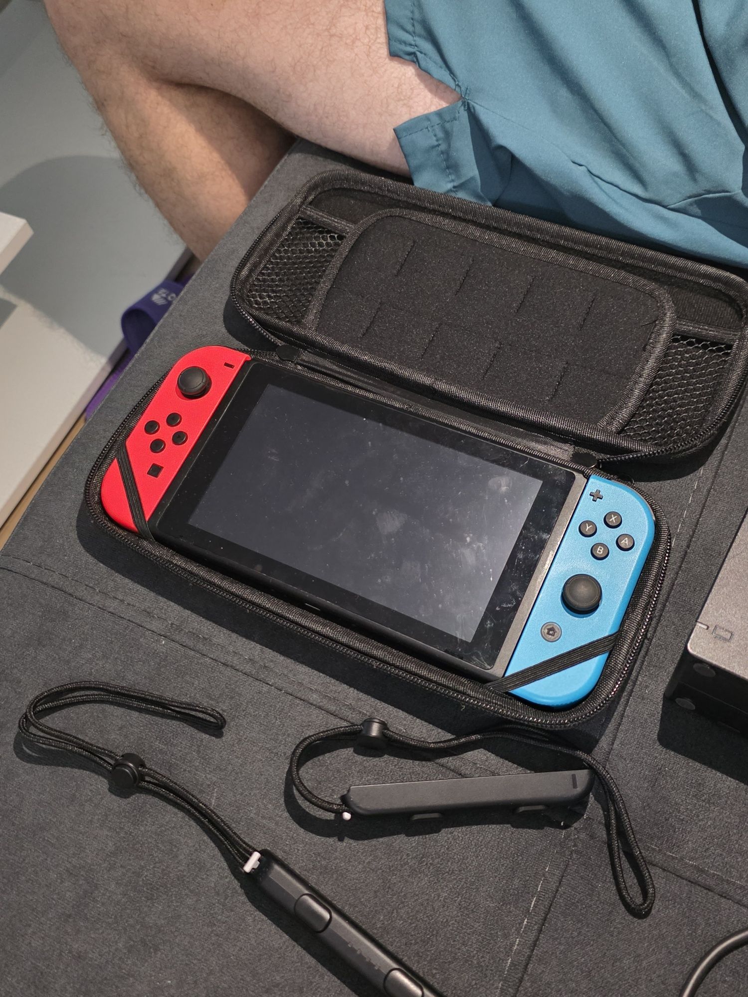 Nintendo Switch + etui + dock – komplet, stan bardzo dobry!