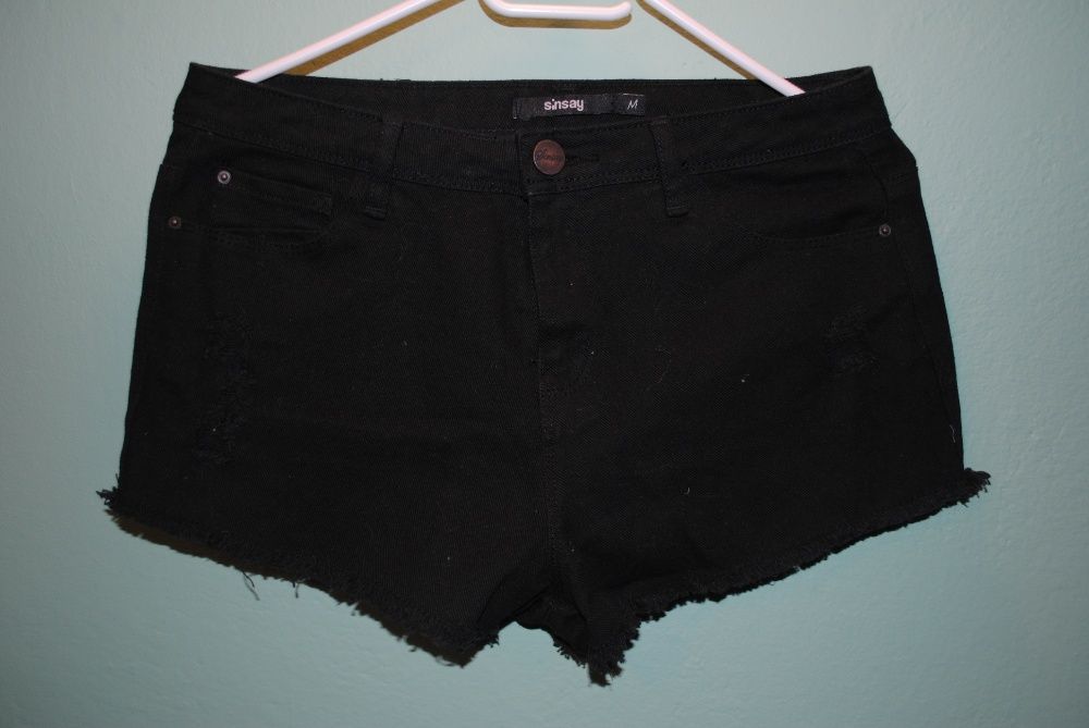 Czarne jeansowe spodenki, szorty z przetarciami (Sinsay)