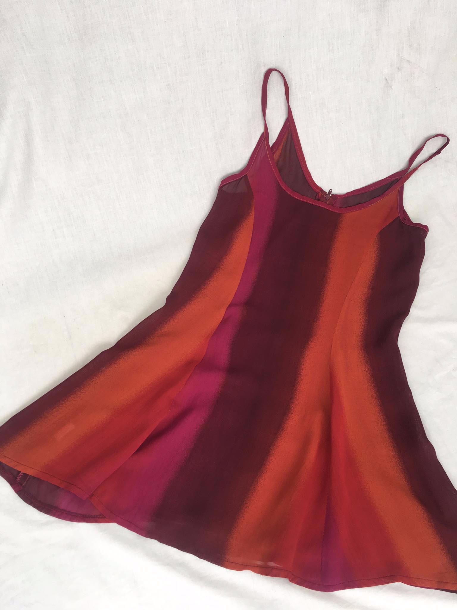 Vestido curto com degradê em tons rosa e vermelho