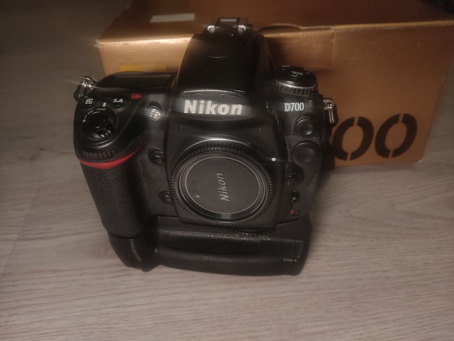 Nikon D700 + 4 baterie + grip + 4 karty CF Express