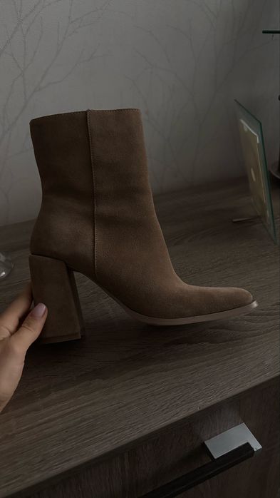 Ботинки бежевого цвета с квадратним мисом