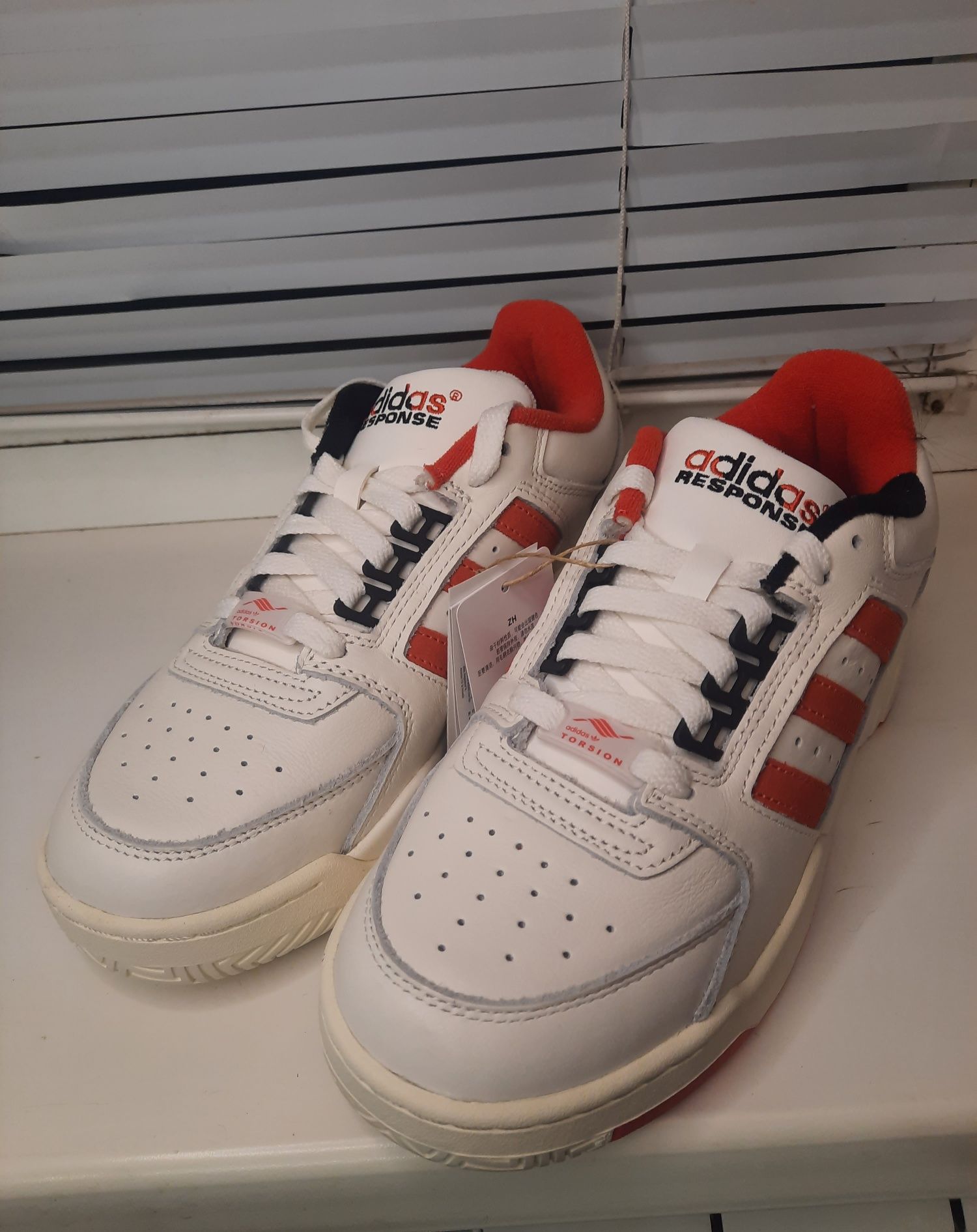 Шкіряні кросівки adidas Torsion Response Te 24.5см