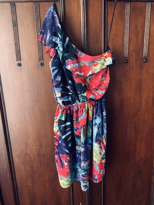 Sukienka na jedno ramię